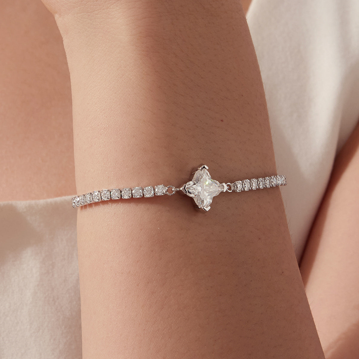 Lily Cut Center Bracelet